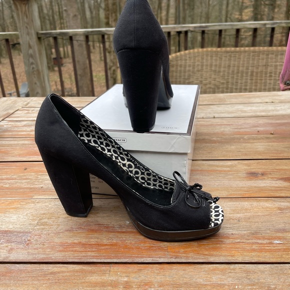 Comfortable Coach peep toe platform! Perfect for spring 🌸 - Picture 3 of 6